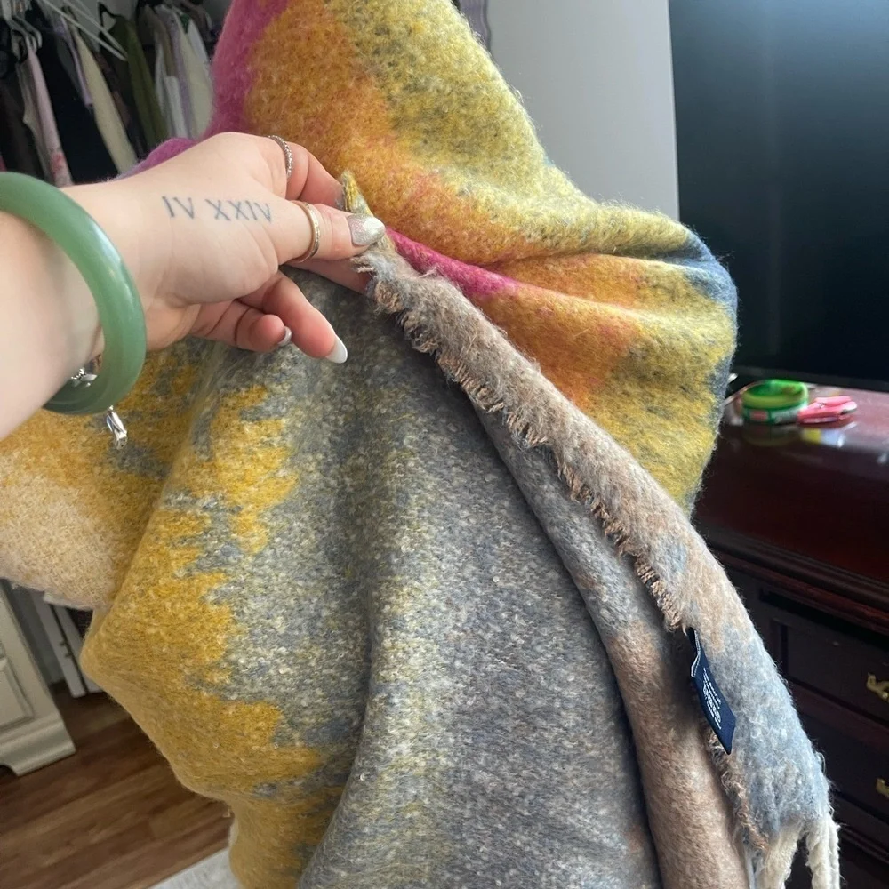 Chloe & Lex oversized scarf/mini throw